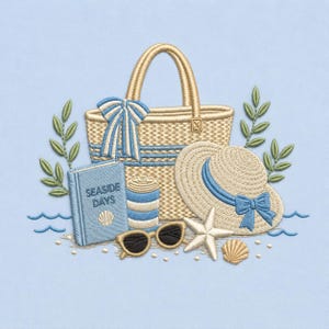 Puede incluir: Un diseño de bordado sobre fondo azul claro que muestra un bolso tejido de color beige con un lazo azul, un sombrero de sol beige con cinta azul, un libro azul titulado SEASIDE DAYS, una toalla enrollada, gafas de sol negras y conchas marinas.