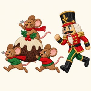 Può includere: Un disegno ricamato con tre topi marroni dalle orecchie rosa e sciarpe rosse, due dei quali spingono un pudding natalizio marrone scuro decorato con foglie di agrifoglio e bacche rosse, mentre una figura di schiaccianoci rosso e verde corre accanto.