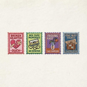 Może przedstawiać: Cztery haftowane naszywki z motywami znaczków pocztowych. Naszywki zawierają napisy "Broken Hearted", "Mix Tape Memories", "Fading Fast" i "One Way Ticket". Każda naszywka ma unikalny obraz, w tym złamane serce, kasetę, wazon z kwiatami i walizkę.