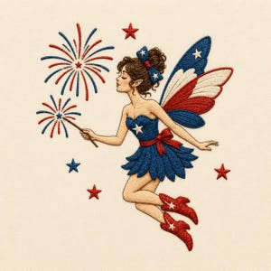 Könnte beinhalten: Gestickte Illustration einer Fee in Rot, Weiß und Blau. Die Fee trägt ein blaues Kleid mit Sternendetails und einer roten Schleife. Sie hält einen Zauberstab und zaubert Feuerwerk. Die Fee hat rote Stiefel und Flügel mit patriotischem Design.