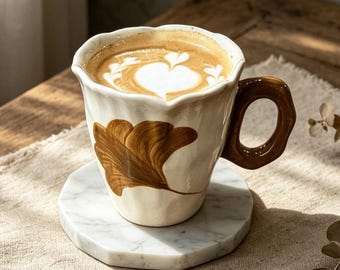 手描きのイチョウの葉マグカップ、釉下彩陶器コーヒーカップ