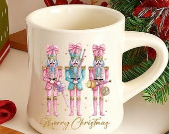 Taza personalizada Cascanueces – Taza de cerámica rosa pastel y azul con forma de soldado, Taza de café navideña, Regalo navideño para ella