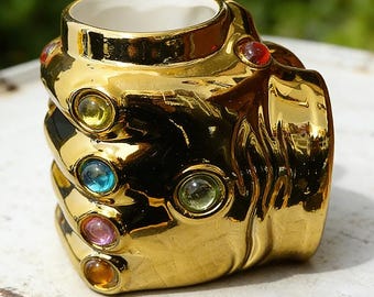 Taza de Guantelete inspirada en Thanos, soporte de cerámica con forma de Guante Infinito dorado, regalo de café para supervillanos geek