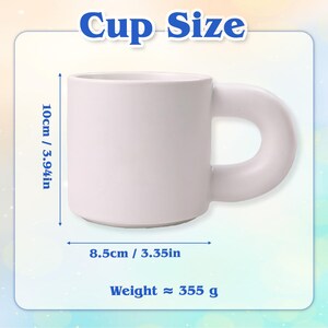 Pode incluir: Uma caneca de cer&acirc;mica branca com uma al&ccedil;a arredondada. A caneca tem 10 cm de altura e 8,5 cm de largura. O peso &eacute; de aproximadamente 355 g. O texto "Cup Size" est&aacute; no topo da imagem.