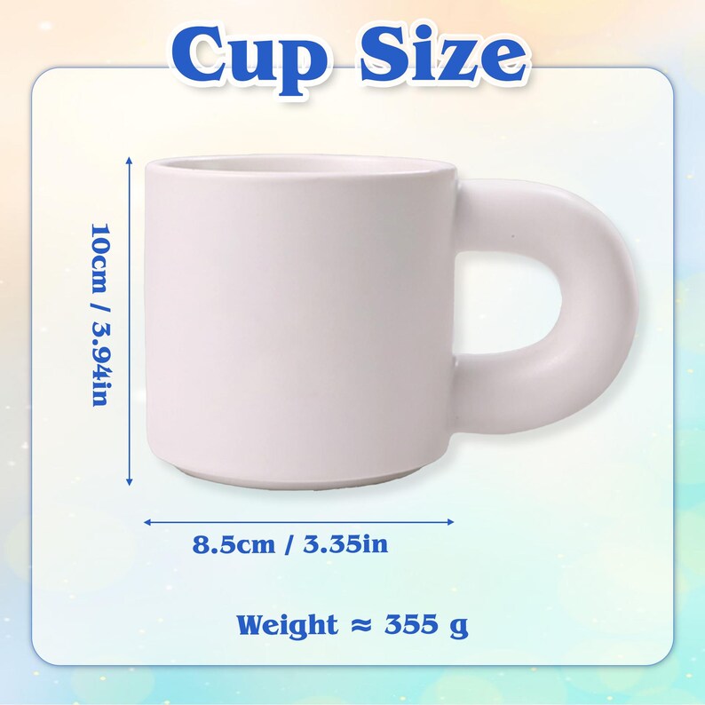 Pode incluir: Uma caneca de cer&acirc;mica branca com uma al&ccedil;a arredondada. A caneca tem 10 cm de altura e 8,5 cm de largura. O peso &eacute; de aproximadamente 355 g. O texto "Cup Size" est&aacute; no topo da imagem.