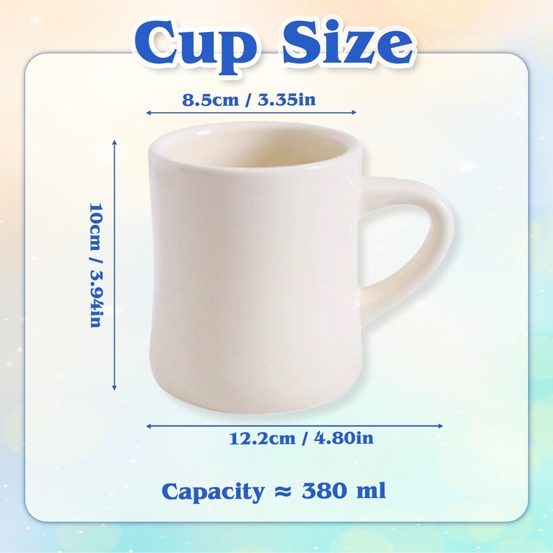 Pode incluir: Caneca de cer&acirc;mica creme com uma al&ccedil;a curva. A imagem mostra as dimens&otilde;es da caneca: 10 cm de altura, 8,5 cm de largura e 12,2 cm na base. A capacidade &eacute; de aproximadamente 380 ml. O texto no topo diz "Cup Size".