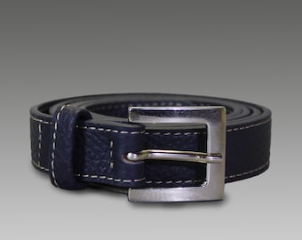 Cintura in pelle color antracite con fibbia quadrata, realizzata a mano in pelle pieno fiore italiana, accessorio unisex resistente per uno stile quotidiano.