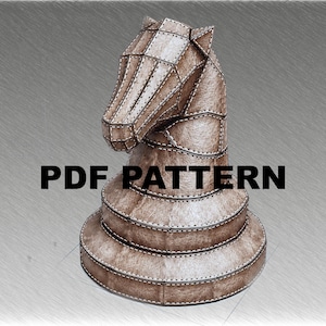 Może przedstawiać: Brązowa rzeźba głowy konia typu low-poly, zbudowana z segmentowych paneli z widocznymi szytymi krawędziami. Obiekt ma geometryczny kształt i jest opatrzony pogrubionym, czarnym napisem PDF PATTERN umieszczonym na środku figury.