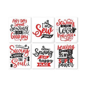 Op de afbeelding: Zes vierkante kunstprints met naaigerelateerde citaten in rood en zwart op een witte achtergrond. De prints bevatten zinnen als "Naaien is mijn gelukkige plek" en afbeeldingen van naaimachines en scharen.