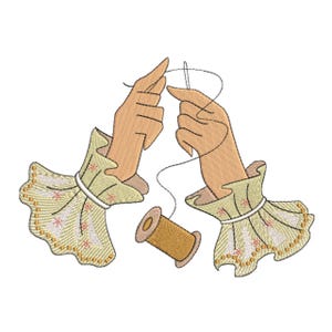 Op de afbeelding: Een borduurontwerp met twee handen in lichtbruine huidtinten, met lichtgele ruche-manchetten met kleine rode bloemaccenten. De handen houden een zilveren naald vast met een dunne draad die verbonden is met een bruine houten garenklos.
