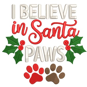 Könnte beinhalten: Ein festliches Design mit dem Text "I BELIEVE in Santa PAWS" in Weiß und Rot, mit Stechpalmen und Pfotenabdrücken. Ideal für Artikel zum Thema Weihnachten, wie Kleidung, Heimdekoration oder Accessoires.