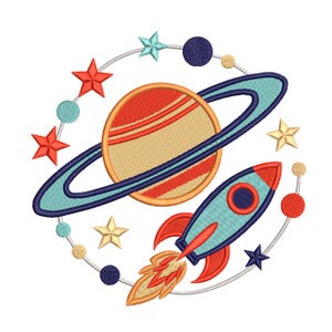 Op de afbeelding: Geborduurd ontwerp met een raket, een planeet met ringen, sterren en planeten. De raket is blauw en rood, met een gele vlam. De planeet is oranje en beige, omringd door een blauwe ring. Sterren en planeten in verschillende kleuren maken het ruimtethema compleet.