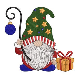 以下が含まれることがあります： クリスマスのノームのイラスト。ノームは金色の星で飾られた緑色の帽子をかぶり、青いオーナメントが付いた黒い杖を持っています。赤いリボンが付いたプレゼントの箱がノームの隣にあります。ノームは白いひげを生やし、赤と青の衣装を着ています。