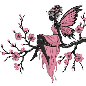 Puede incluir: Diseño bordado de un hada con alas y vestido rosas, sentada en una rama negra con flores de cerezo rosas. El hada tiene una flor en el pelo. El diseño está sobre un fondo blanco.