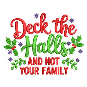 Puede incluir: Un diseño festivo navideño con el texto "Deck the Halls AND NOT YOUR FAMILY" en escritura roja y verde. El diseño incluye hojas de acebo, bayas y acentos de estrellas, ideal para decoraciones.
