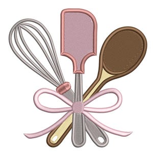 Peut inclure: Motif brodé représentant un fouet, une spatule et une cuillère en bois, liés par un nœud rose. Les ustensiles de cuisine sont argentés, roses et bruns, créant une image charmante pour les amateurs de pâtisserie.