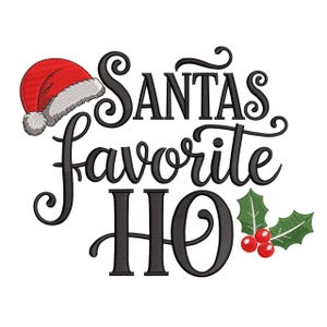 Peut inclure: Un motif de Noël avec le texte "Santa's Favorite HO" en script noir. Un bonnet de Père Noël rouge avec une bordure blanche est à gauche, et du houx avec des baies rouges est à droite. Le design est sur fond blanc.