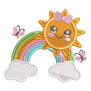 Puede incluir: Diseño bordado con un sol sonriente con un lazo rosa, un arcoíris, dos mariposas y dos nubes. El sol es amarillo con una cara sonriente y el arcoíris tiene varios colores. Las mariposas son rosas y las nubes son blancas.