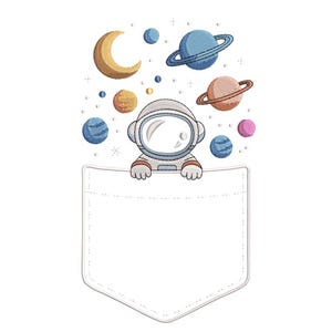 Può includere: Design ricamato con un astronauta che sbuca da una tasca bianca. Sopra la tasca ci sono pianeti colorati, una luna crescente e stelle. L'astronauta indossa una tuta spaziale bianca e arancione.