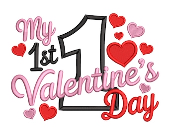 Op de afbeelding: Een Valentijnsdagontwerp met de tekst "My 1st Valentine's Day" in roze, zwart en rood. Een groot zwart cijfer één is omringd door rode en roze harten, wat een feestelijke en feestelijke afbeelding creëert.