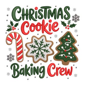 Może przedstawiać: Świąteczny wzór z napisem "Christmas Cookie Baking Crew" w kolorze zielonym i czerwonym. Obraz zawiera laskę cukrową, ciasteczko w kształcie płatka śniegu i ciasteczko w kształcie choinki, wszystkie z szczegółowym haftem. Płatki śniegu i akcenty ostrokrzewu dopełniają świąteczny motyw.