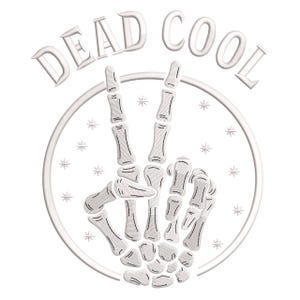 Könnte beinhalten: Weißes Stickdesign mit einer Skeletthand, die ein Friedenszeichen in einem Kreis zeigt. Die Worte "DEAD COOL" sind über der Hand angeordnet. Kleine Sternchen umgeben die Hand und den Kreis auf weißem Hintergrund.