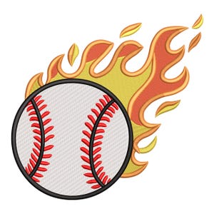 Op de afbeelding: Een witte honkbal met rode stiksels en een zwarte omtrek, tegen een achtergrond van gele, oranje en rode vlammen. De vlammen lijken achter de bal aan te komen.