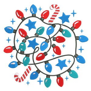 Puede incluir: Un diseño festivo con una guirnalda de luces navideñas rojas, azules y turquesas, entrelazada con estrellas azules y bastones de caramelo. Las luces están dispuestas en un patrón circular, ideal para manualidades navideñas.