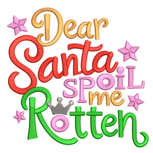 Può includere: Grafica colorata con la scritta "Dear Santa, Spoil Me Rotten" in un font giocoso. Il testo è in rosso, verde, giallo e rosa, con stelle e corone. Un design divertente e festoso.