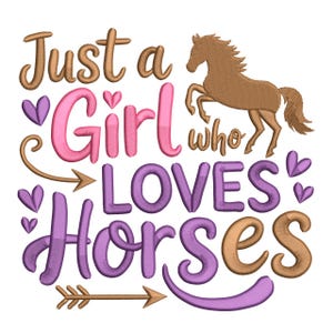 Puede incluir: Diseño bordado con el texto "Just a Girl who Loves Horses" en marrón, rosa y morado. Un caballo marrón se alza sobre sus patas traseras. El diseño incluye corazones y flechas.