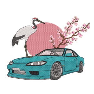 Könnte beinhalten: Gesticktes Design mit einem türkisfarbenen Sportwagen, einem Kranich und einem Kirschblütenzweig. Der Kranich steht vor einem rosa Kreis, darunter das Auto. Das Design hat eine japanische Ästhetik.