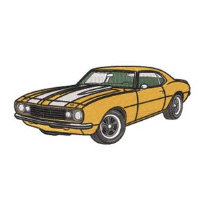 Pode incluir: Um emblema bordado apresentando um carro esportivo amarelo com duas faixas de corrida brancas ao longo do capô e do teto. O veículo possui uma grade frontal preta, faróis redondos, interior escuro e rodas com aros prateados e pneus pretos.