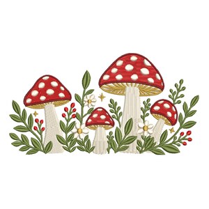 Peut inclure: Un motif de broderie représentant trois champignons rouges à pois blancs, tiges blanches et lamelles jaunes. Les champignons sont entourés de feuilles vertes, de petites fleurs blanches, de baies rouges et de petites étoiles jaunes.