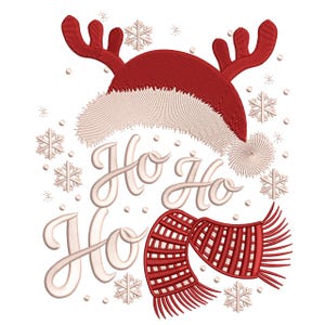 Può includere: Un design festivo natalizio con un cappello rosso di Babbo Natale con corna di renna, una sciarpa rossa e le parole "Ho Ho Ho" in un carattere fantasioso. Fiocchi di neve sparsi nel design.