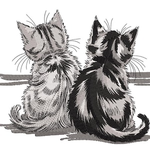 Puede incluir: Diseño bordado con dos gatos, vistos por la espalda, sentados uno al lado del otro. Uno es gris claro con rayas grises oscuras, y el otro es negro con rayas blancas. La imagen está sobre un fondo blanco.