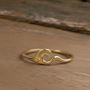 Anillo de olas chapado en oro de 14 quilates para mujer, joyería minimalista inspirada en el océano, delicado anillo de surf.