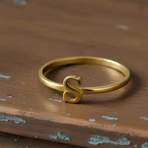 Bague initiale plaquée or 18 carats - jonc lettre personnalisé - bijoux délicats personnalisés