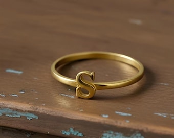 Anillo con inicial chapado en oro de 18 quilates - Banda con letra personalizada - Joyería delicada personalizada