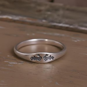 9Kゴールドメッキのバニーシグネットリング – 上品なラビットジュエリー