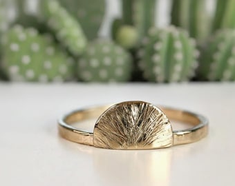 Anel empilhável em prata de lei com design de raio de sol • Joia solar texturizada em ouro • Delicado anel celestial