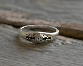14K Vergoldeter Ameisen Siegelring - Zierlicher Insekt Schmuck - Minimalistischer Käfer Ring für Sie.