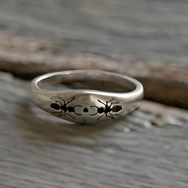 14K Gold Plated Ant Signet Ring - Dainty Insect Jewellery - Minimalist Bug Ring for Her.