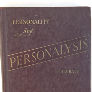 以下が含まれることがあります： 金色の文字で「Personality and Personalysis」と書かれた、マルーン色の本。著者はTheobald、出版社はPrentice-Hall Inc. ヴィンテージアイテムです。