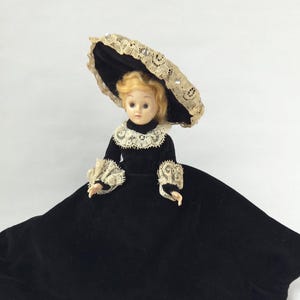 Bambola vintage anni &#39;50 con abito in velluto: rifiniture in pizzo, cappello con strass - 8,25 pollici