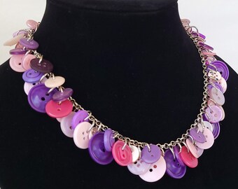 Collar de botones vintage reciclados: pieza llamativa en tonos rosa y morado