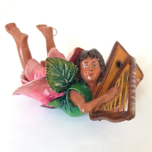 Peruansk folkkonstprydnad av blommaängel som spelar harpa