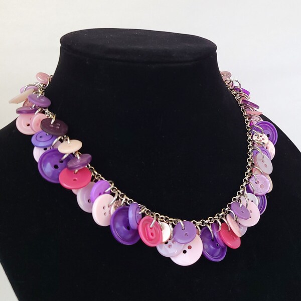 Collier bouton vintage recyclé en rose et violet - style vintage / collier tendance / gros collier violet / collier funky