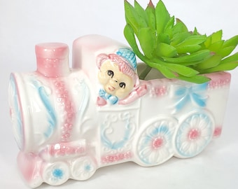 Trem de bebê em azul e rosa com ursinho fofo - Decoração vintage kitsch para berçário