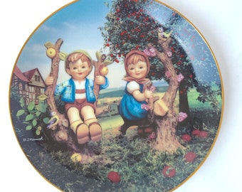 Vintage 1989 M.I Hummel Apple Tree Boy and Girl Collectible Plate From The Little Companions Collection - Hummel Plate / Kitschy Cute