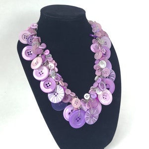 Collar de botón vintage reciclado en púrpura y blanco collar de declaración / collar grueso / collar funky / joyería de botón imagen 2